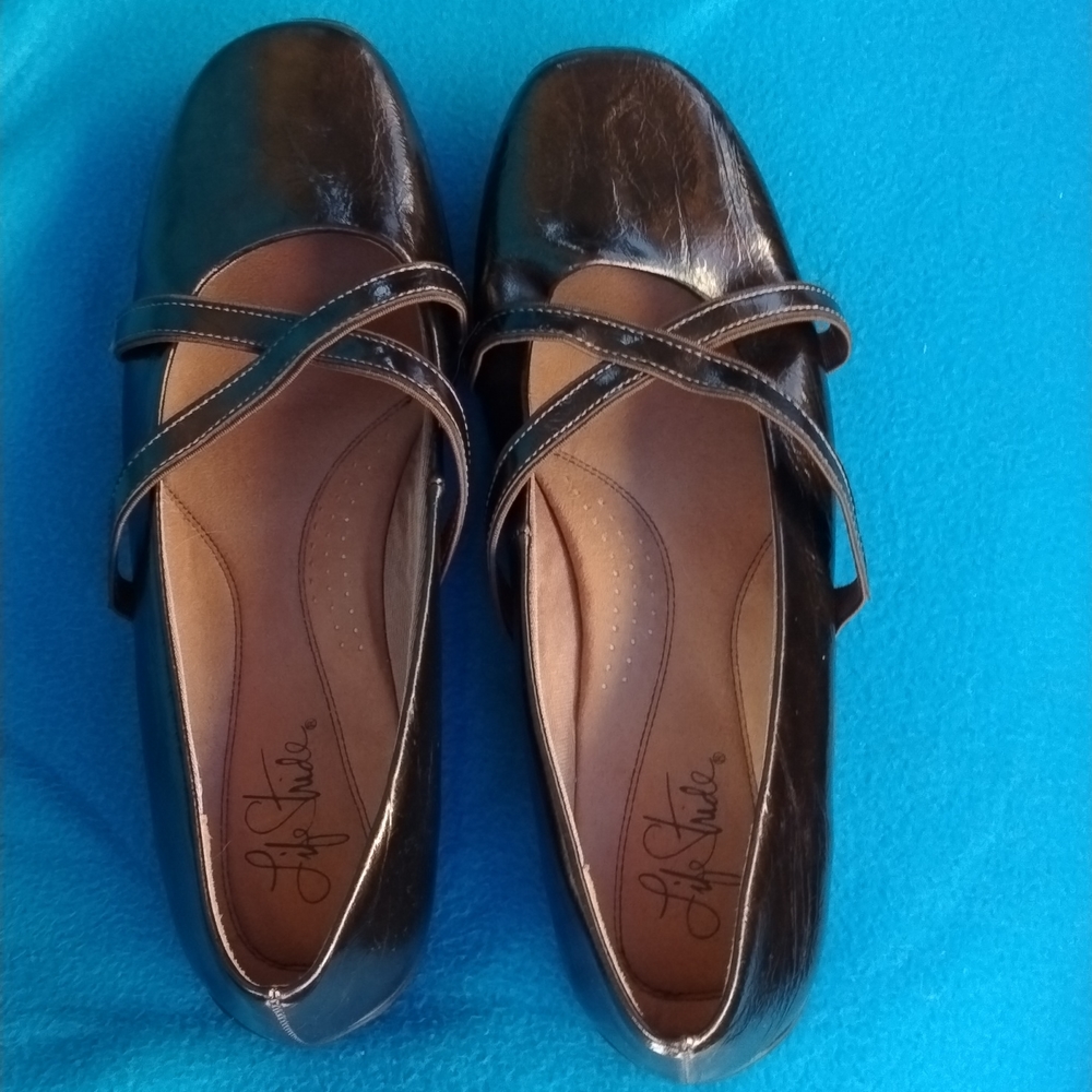 Life Stride Woman's Bronze metallic Flats Rubber Sole Size 8.5 Excel Condition